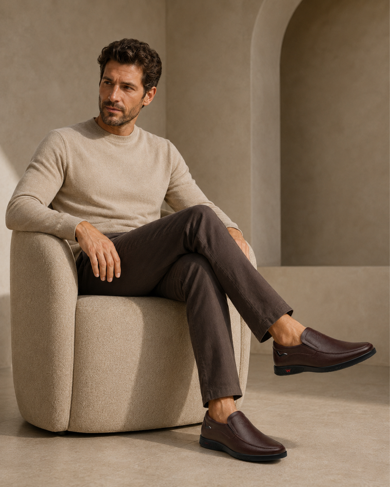 Tem sapato que a gente coloca e percebe na hora que combina com tudo. 🤎

O Mocassim Masculino Marrom Casual é daqueles modelos fáceis de usar, elegante na medida certa e perfeito para acompanhar diferentes momentos do dia.

Deslize e veja os detalhes de perto.