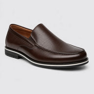 Mocassim Masculino Loafer Couro Marrom - detalhe em ângulo frontal