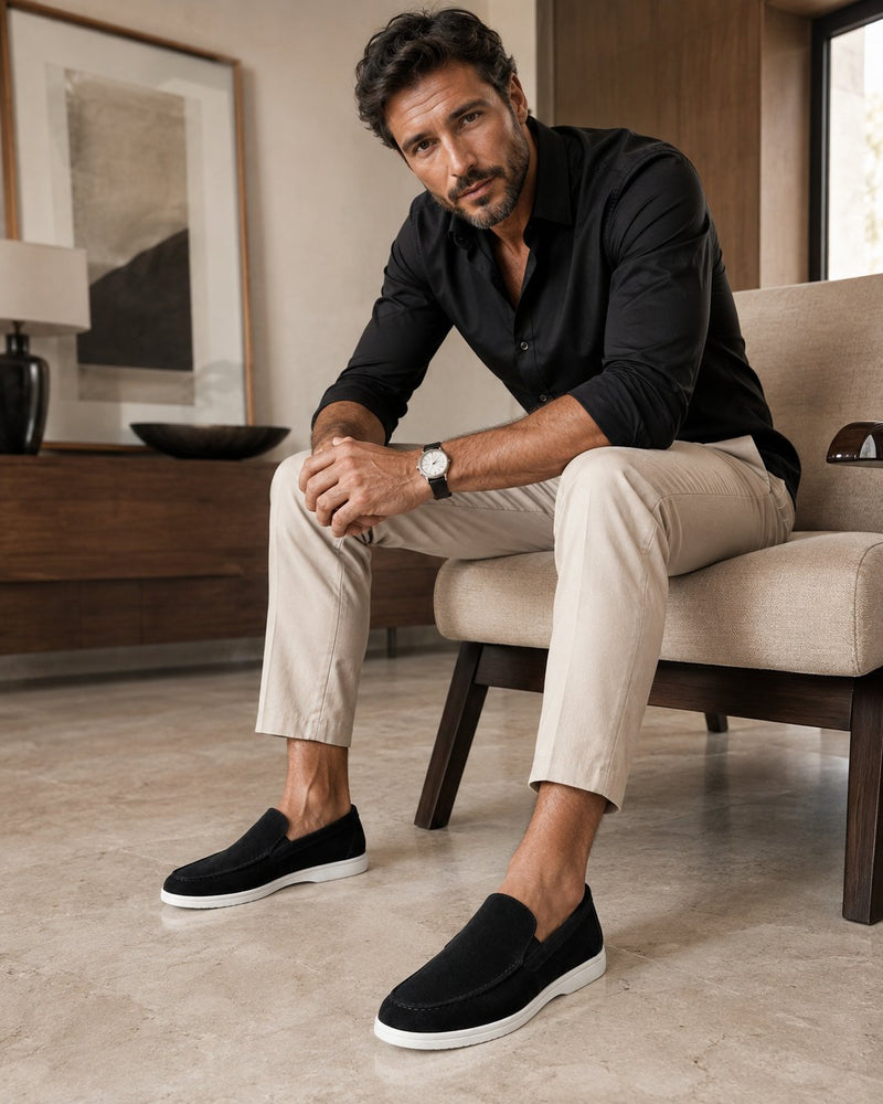 O clássico que combina com tudo. 🖤
O Mocassim Preto Classic traz um visual elegante, moderno e versátil para acompanhar do casual ao mais alinhado — com o contraste da sola branca dando ainda mais personalidade ao modelo.